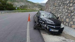 Malatya'da otomobil bariyerlere çarptı: 1 yaralı