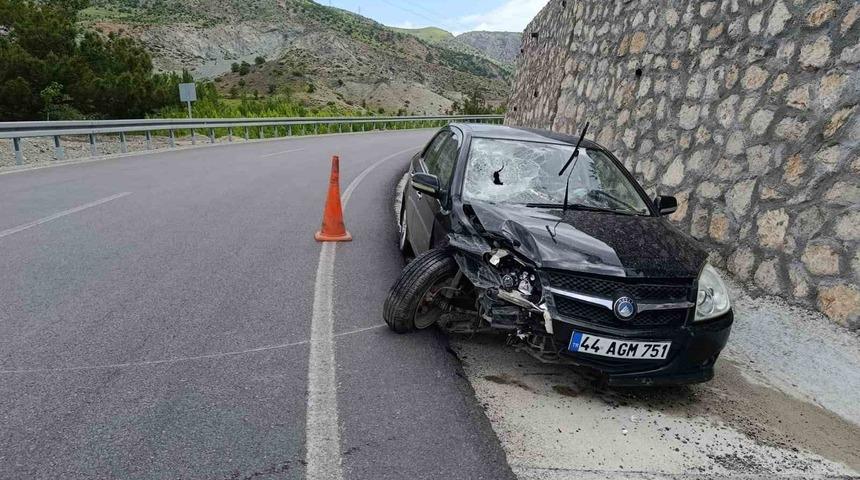 Malatya'da otomobil bariyerlere &ccedil;arptı: 1 yaralı