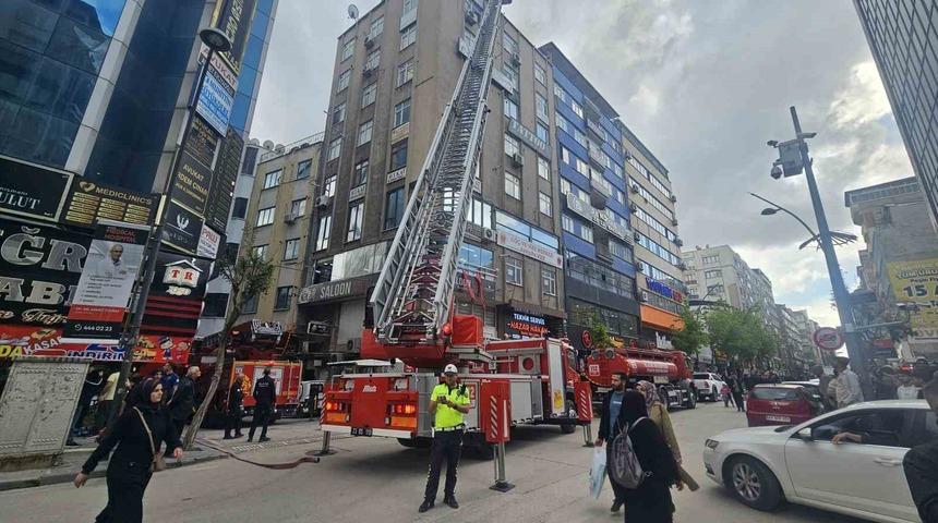 Elazığ'da iş merkezinde yangın paniği yaşandı