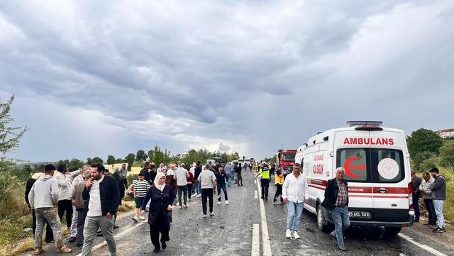 Manisa’da zincirleme kaza: 5 araç birbirine girdi, 8 yaralı! 1 kişi gözaltında 2