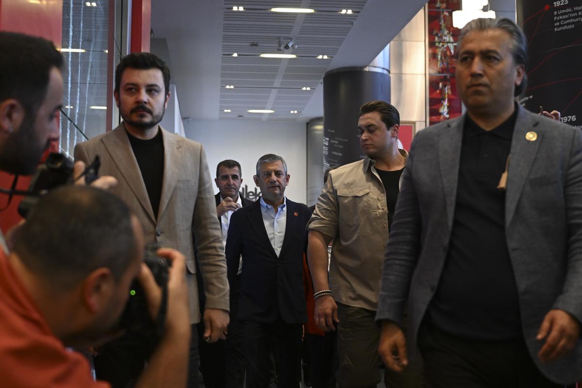 SON DAKİKA | &Ouml;zg&uuml;r &Ouml;zel den  Uzlaşı yok!  mesajı: 40 g&uuml;n i&ccedil;inde kurultay toplanmalı 3