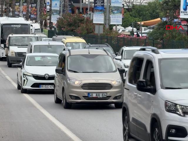 Akın akın gidiyorlar! Bodrum'a son 24 saatte 20 bin ara&ccedil; girdi