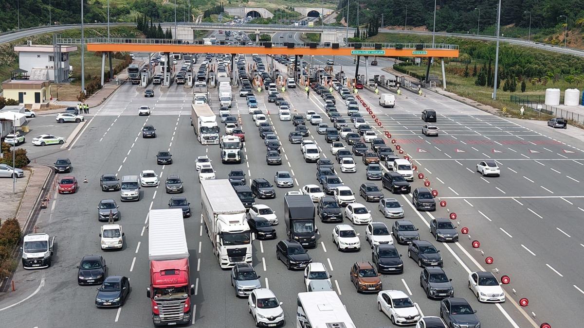 Akın akın gidiyorlar! Bodrum a son 24 saatte 20 bin ara&ccedil; girdi 3