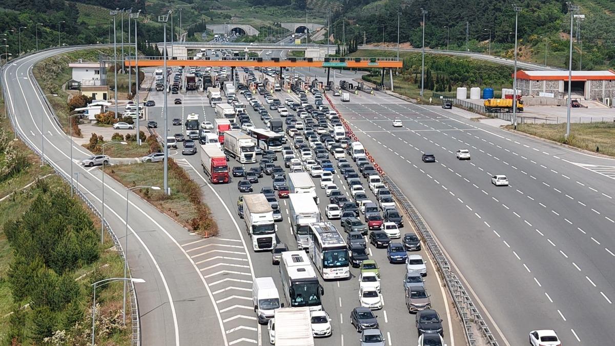 Akın akın gidiyorlar! Bodrum a son 24 saatte 20 bin ara&ccedil; girdi 4