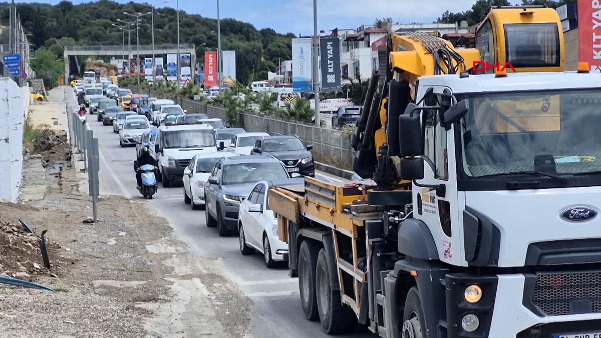 Akın akın gidiyorlar! Bodrum a son 24 saatte 20 bin ara&ccedil; girdi 8