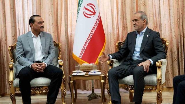 Pakistan Genelkurmay Başkanı Munir, İran Cumhurbaşkanı Pezeşkiyan ile görüştü
