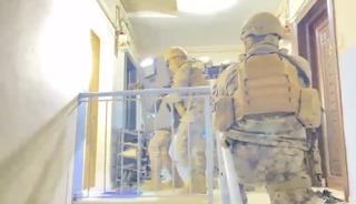 İş insanlarına zorla &ccedil;ek imzalattıran şebekeye Organize Polisi&rsquo;nden darbe