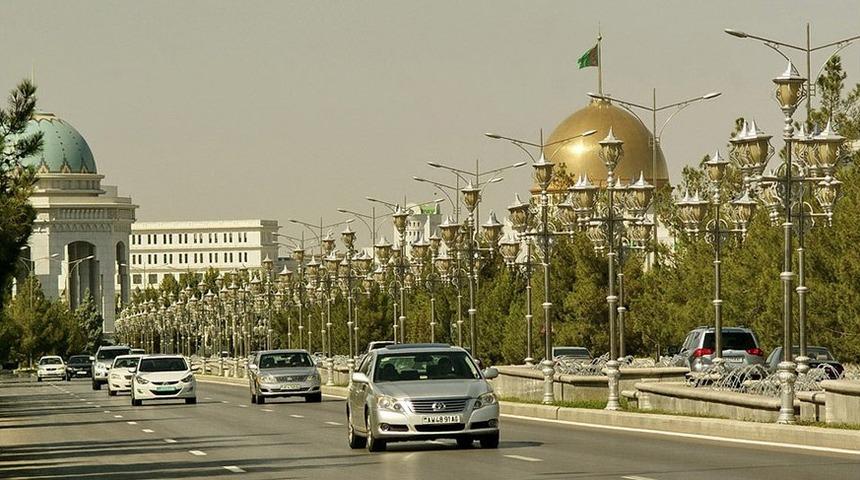  T&uuml;rkmenistan Cumhurbaşkanı Gurbanguli Berdimuhammedov'dan renkli ara&ccedil; yasağı