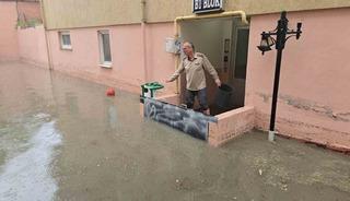 Karab&uuml;k&rsquo;te sağanak yağış hayatı fel&ccedil; etti