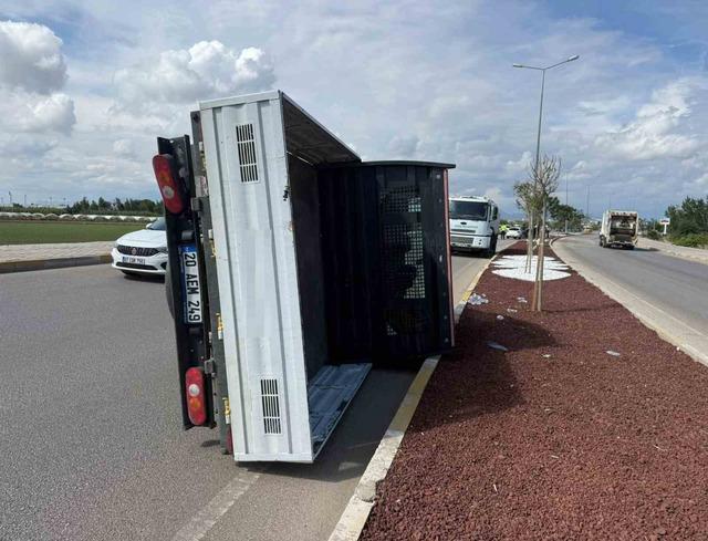 Antalya’da otomobil ile kamyonet çarpıştı: 7 yaralı 3
