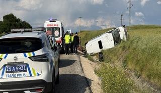 Yolcu minib&uuml;s&uuml;, şarampole devrildi: 19 yaralı