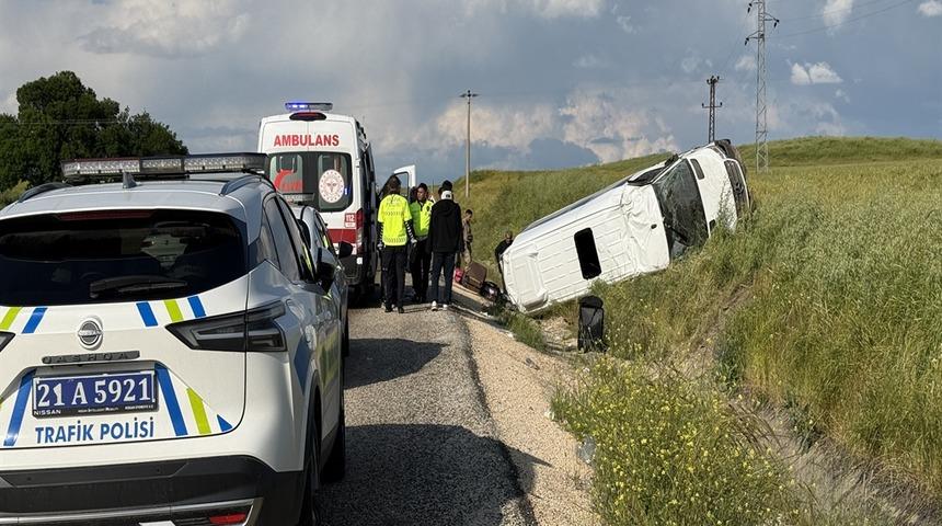 Diyarbakır'da yolcu minib&uuml;s&uuml;, şarampole devrildi: 19 yaralı