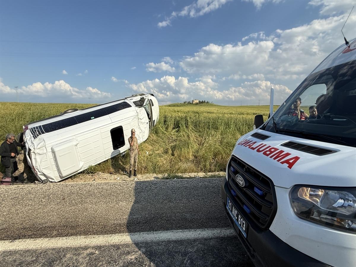 Diyarbakır da yolcu minibüsü, şarampole devrildi: 19 yaralı 2