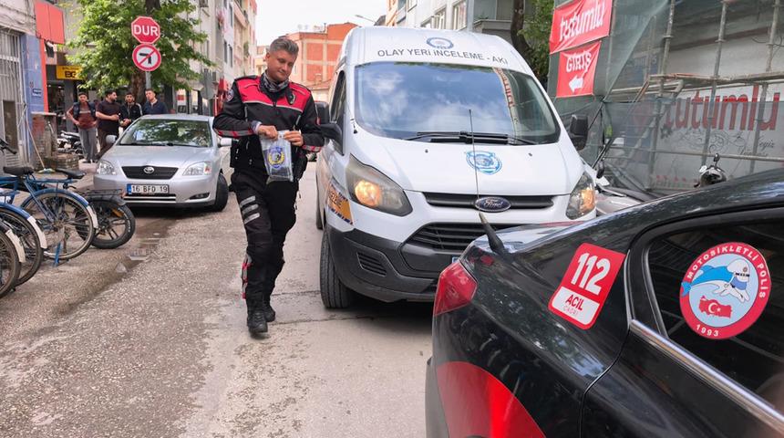 Yer: Bursa! Polisten ka&ccedil;tı, &uuml;zerinden silah &ccedil;ıktı