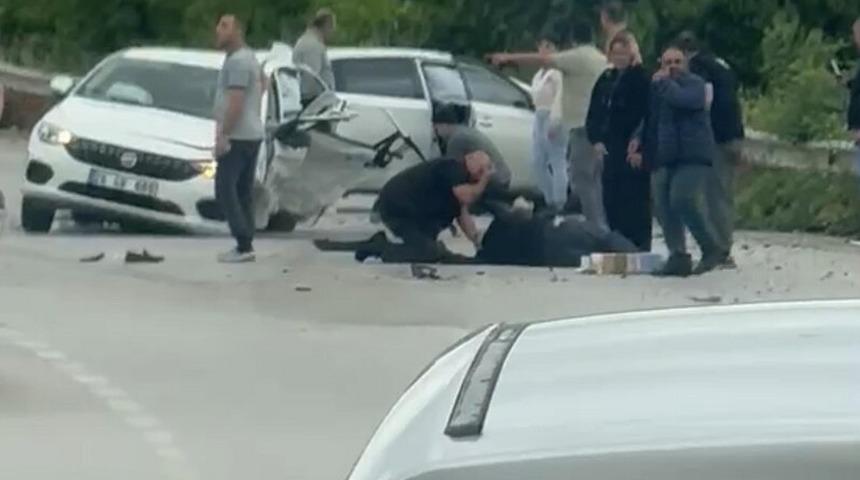 &Ccedil;anakkale&rsquo;de 2 otomobil &ccedil;arpıştı! &Ouml;l&uuml; ve yaralılar var