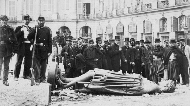 1871 yılında Paris Komünü'nde Napolyon'un heykelini yıkan Parisliler