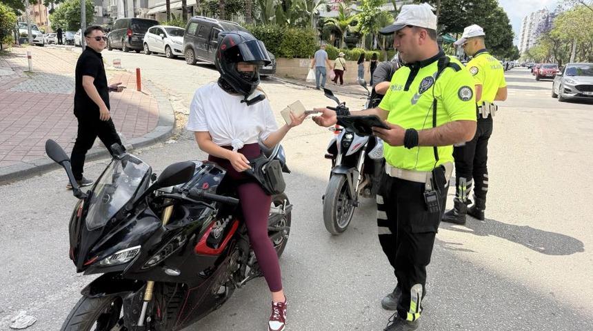 Adana'da 274 motosiklet s&uuml;r&uuml;c&uuml;s&uuml;ne ceza kesildi