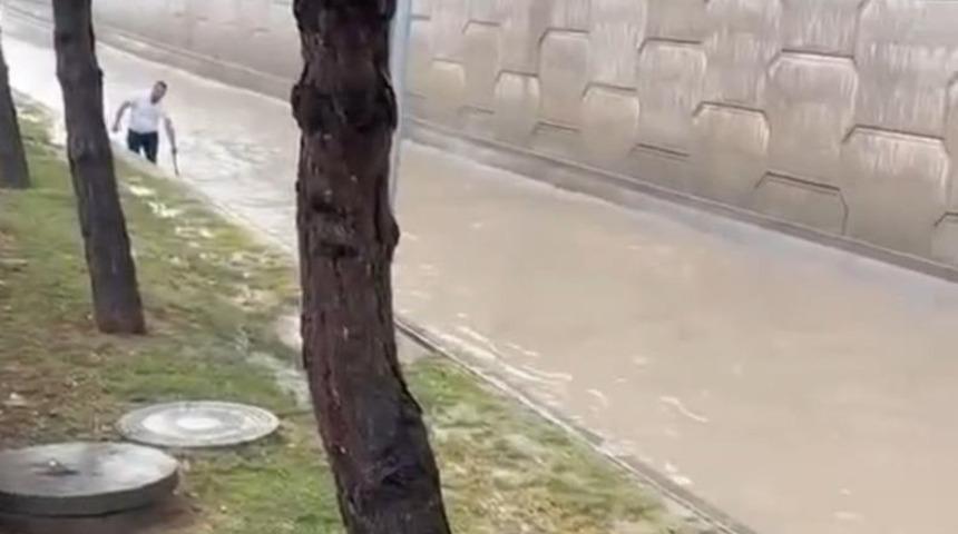 Başkentte sağanak etkili oldu, yollar g&ouml;le d&ouml;nd&uuml;