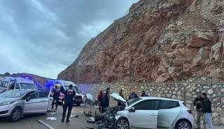 Malatya'da iki otomobil kafa kafaya &ccedil;arpıştı: 8 yaralı