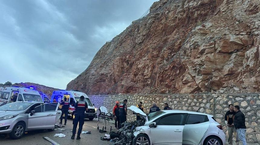 Malatya'da iki otomobil kafa kafaya &ccedil;arpıştı: 8 yaralı