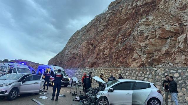 Malatya'da iki otomobil kafa kafaya çarpıştı: 8 yaralı