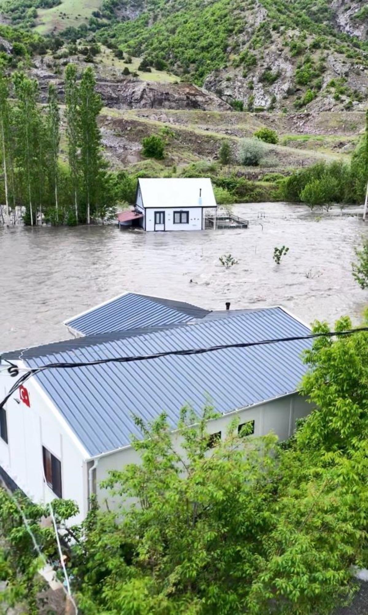 Tokat ta taşkında mahsur kalan ara&ccedil; son anda kurtarıldı 2