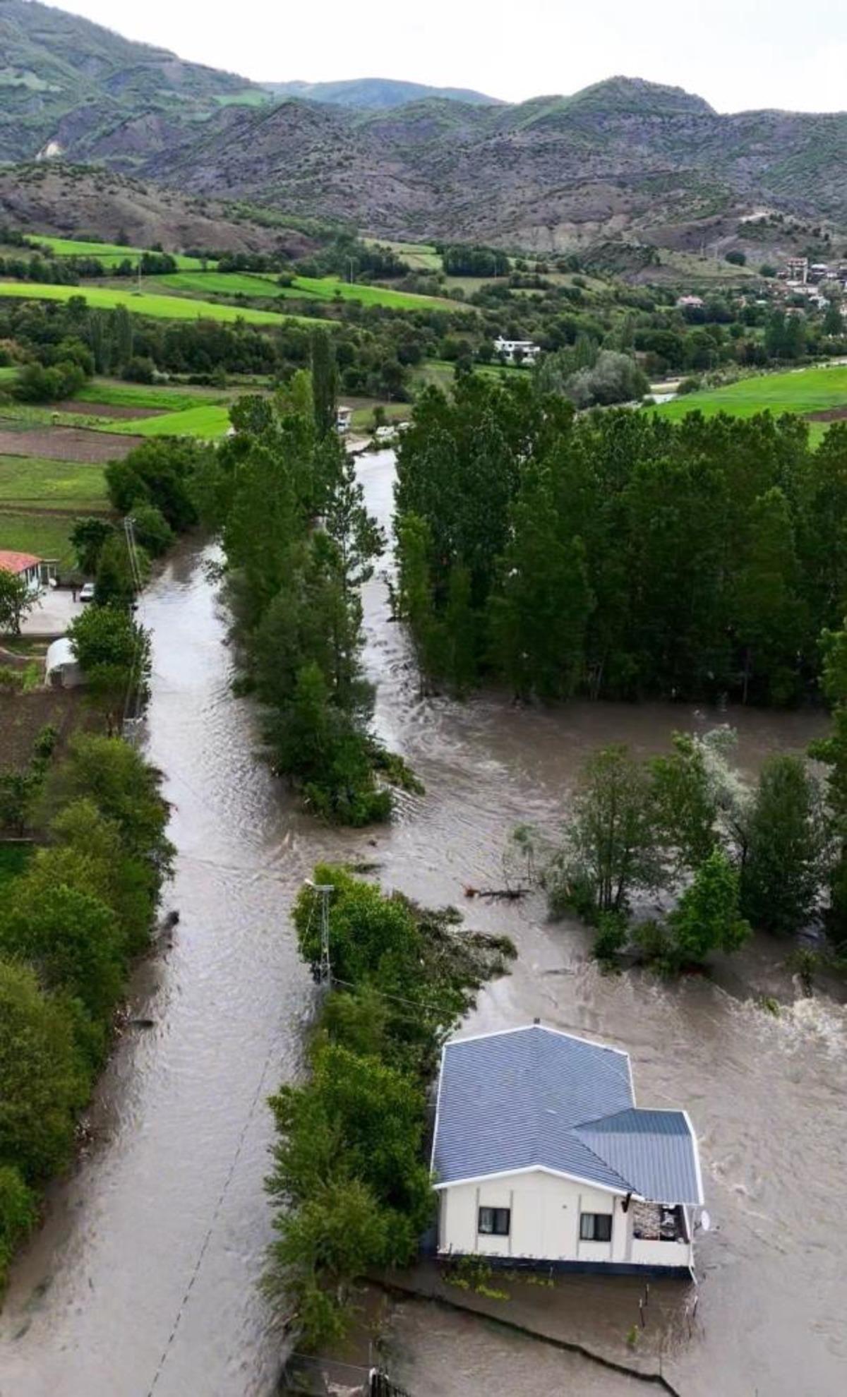 Tokat ta taşkında mahsur kalan ara&ccedil; son anda kurtarıldı 3