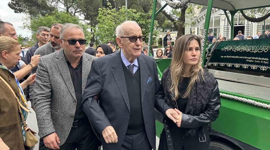 TFF Onursal Başkanı Şenes Erzik&rsquo;in acı g&uuml;n&uuml;: Eşi Dilek Erzik son yolculuğuna uğurlandı
