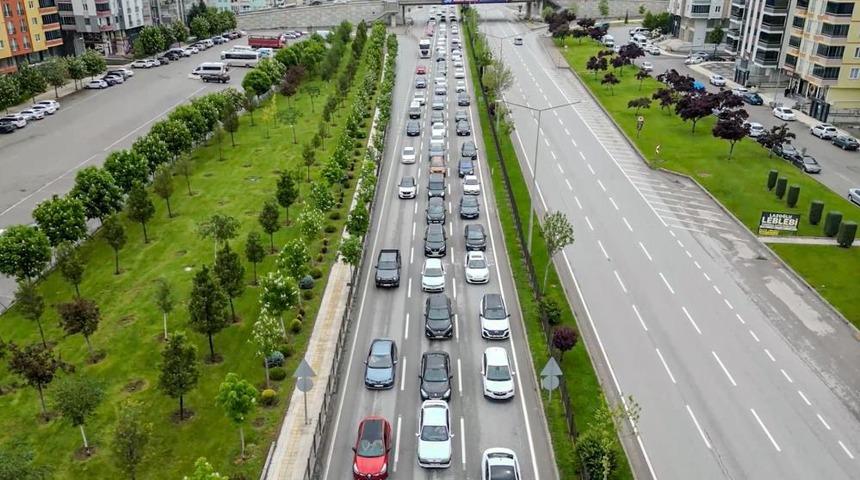 Karadeniz yolunda bayram yoğunluğu havadan g&ouml;r&uuml;nt&uuml;lendi