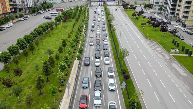 Karadeniz yolunda bayram yoğunluğu havadan görüntülendi