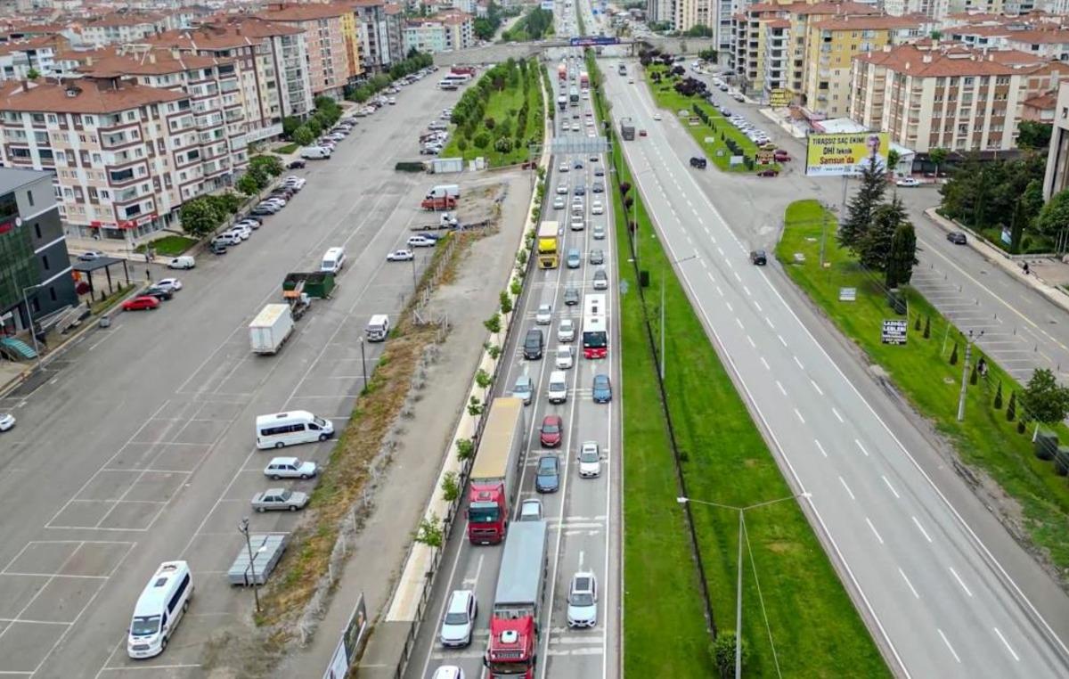 Karadeniz yolunda bayram yoğunluğu havadan g&ouml;r&uuml;nt&uuml;lendi 1