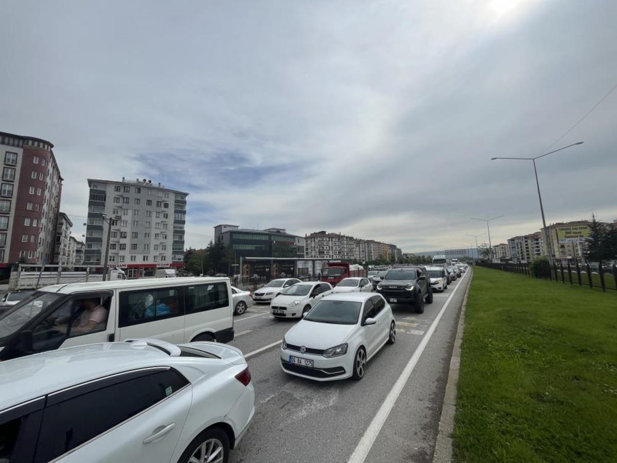 Karadeniz yolunda bayram yoğunluğu havadan g&ouml;r&uuml;nt&uuml;lendi 2