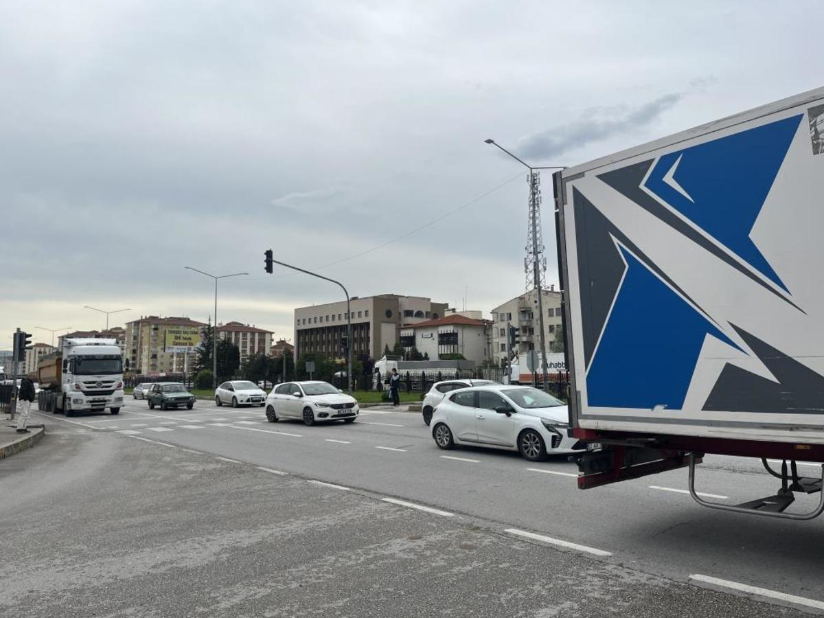 Karadeniz yolunda bayram yoğunluğu havadan g&ouml;r&uuml;nt&uuml;lendi 3