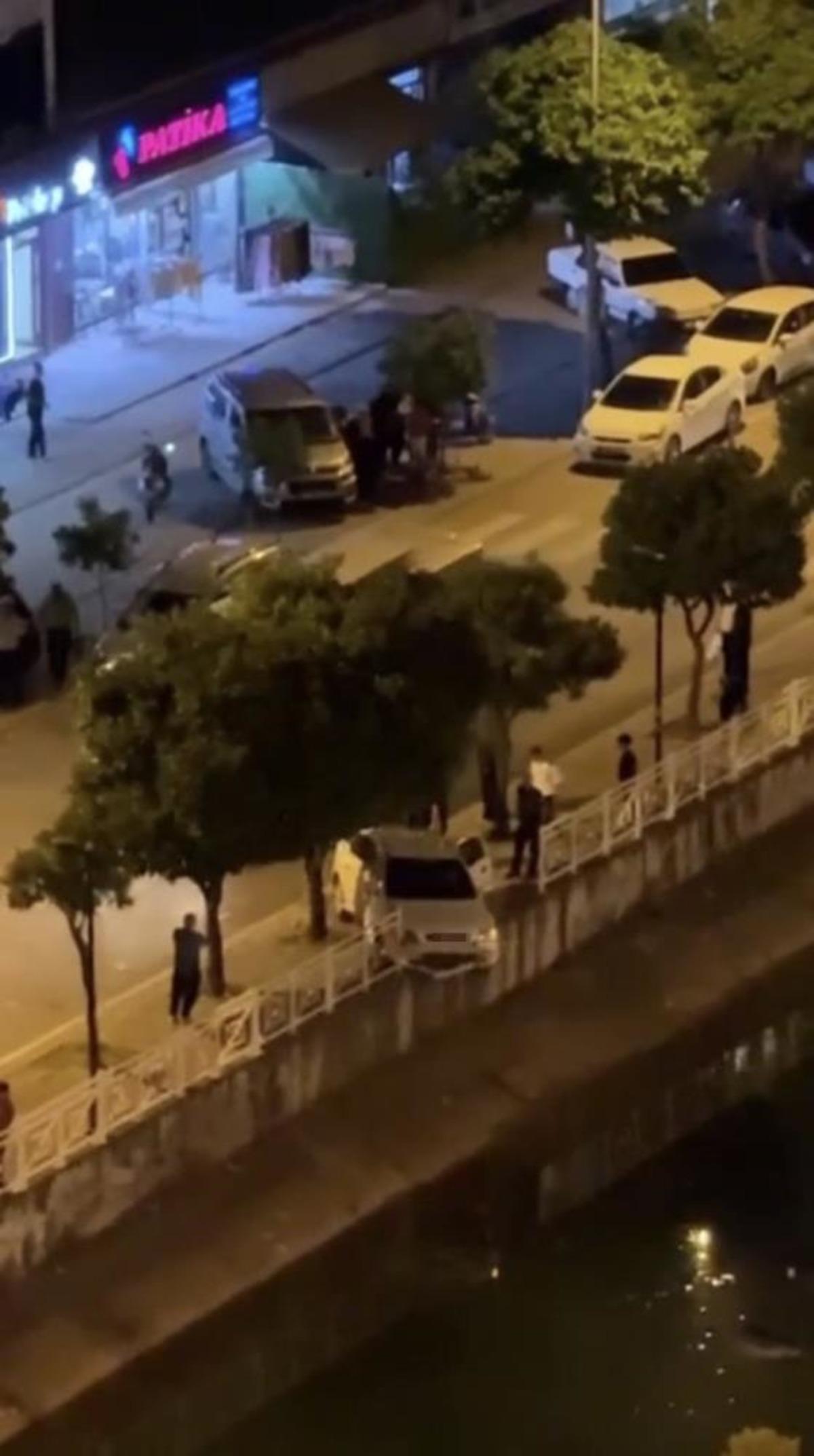 Otomobil, sulama kanalı korkuluğuna &ccedil;arpıp asılı kaldı 2