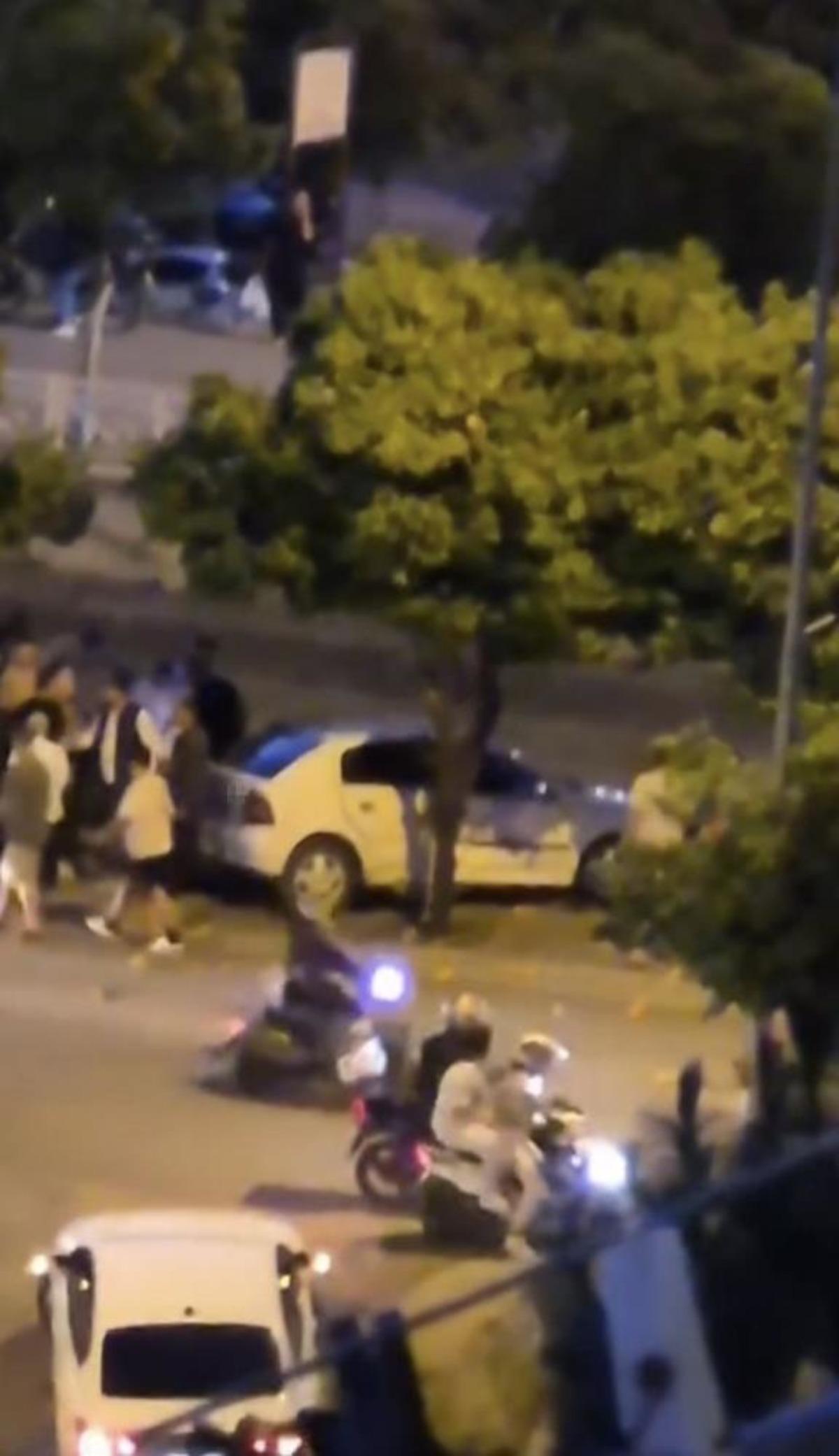 Otomobil, sulama kanalı korkuluğuna &ccedil;arpıp asılı kaldı 1