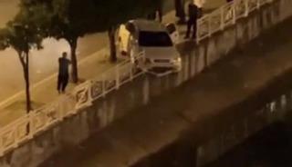 Otomobil, sulama kanalı korkuluğuna &ccedil;arpıp asılı kaldı