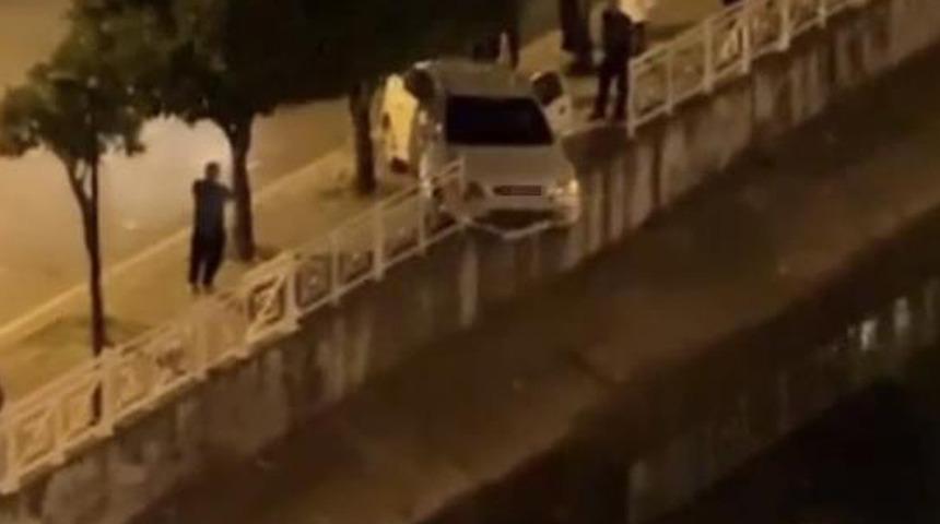 Otomobil, sulama kanalı korkuluğuna &ccedil;arpıp asılı kaldı