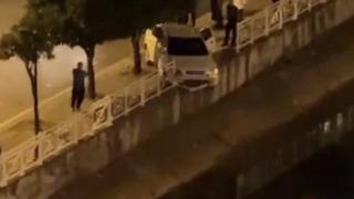 Otomobil, sulama kanalı korkuluğuna çarpıp asılı kaldı