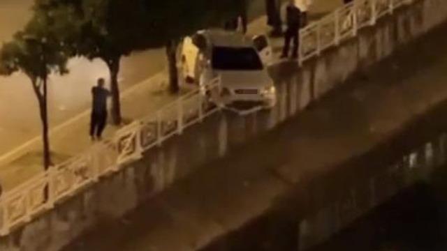 Otomobil, sulama kanalı korkuluğuna çarpıp asılı kaldı