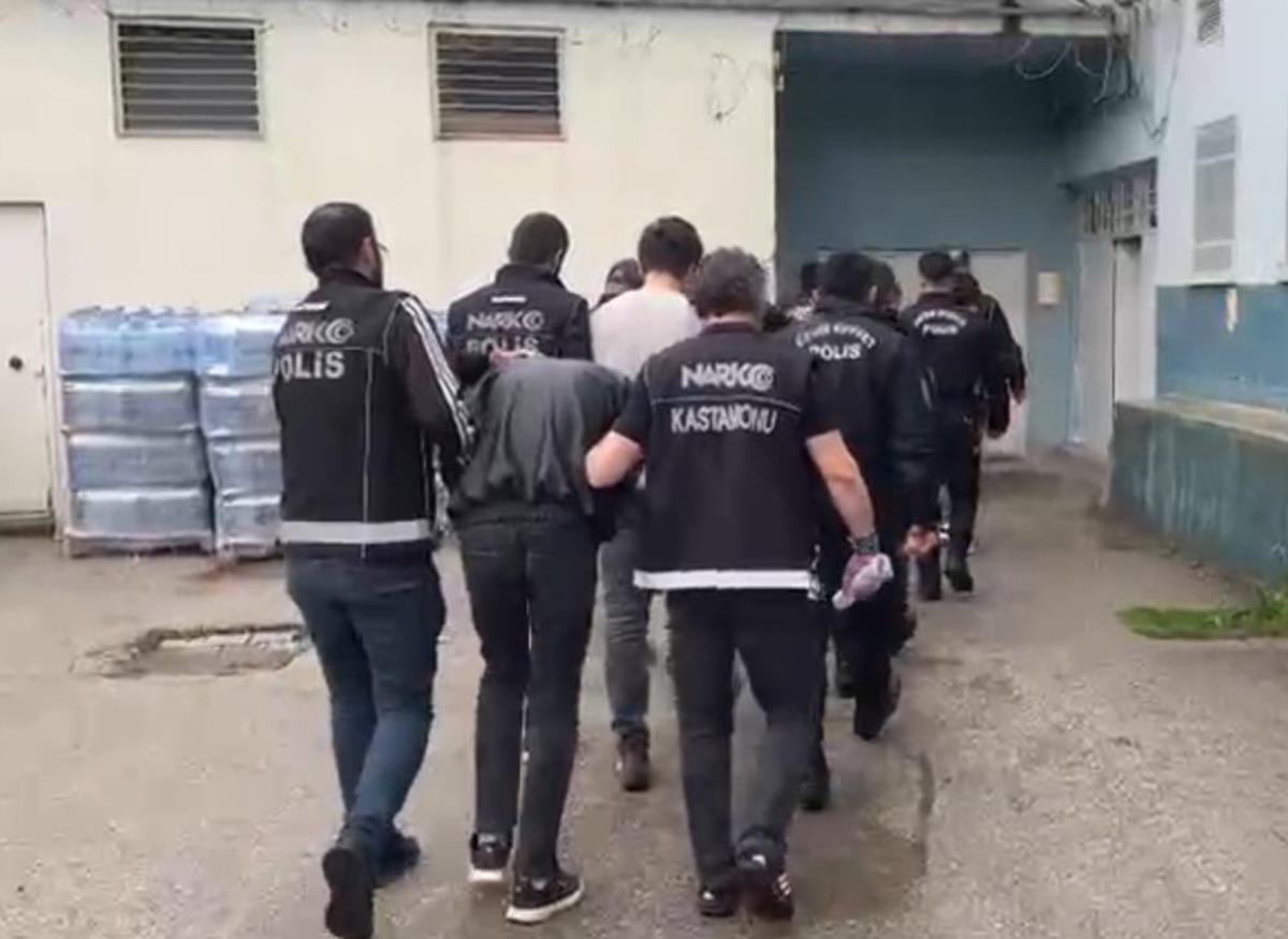 Kastamonu’da zehir tacirlerine yönelik operasyonda 5 şüpheli tutuklandı 4