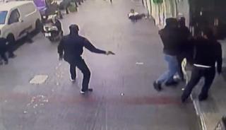 Silahlı kavgada 4 kişi yaralandı: O anlar kamerada
