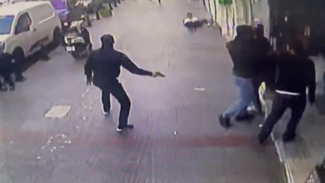 Gaziantep'te silahlı kavgada 4 kişi yaralandı: O anlar kamerada