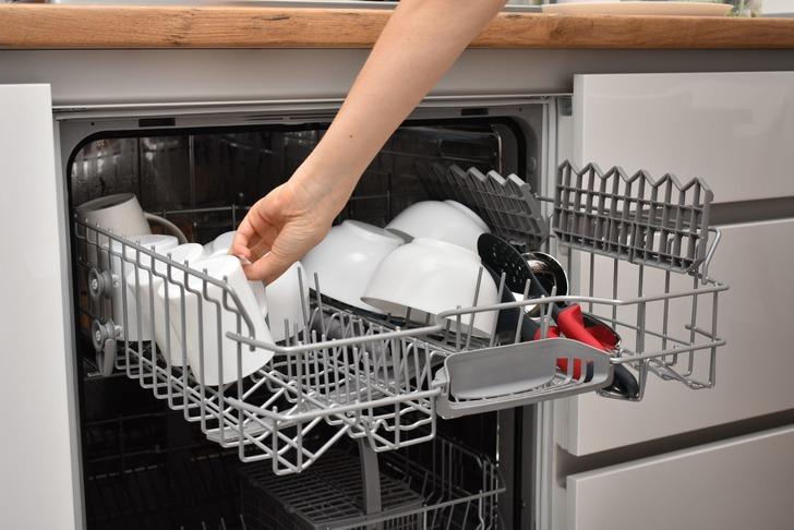 Bulaşık makinesini dizerken i&ccedil;inden &ccedil;ıkan m&uuml;hendis kim?