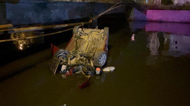 Hatay'da otomobil su kanalına uçtu: 2 yaralı
