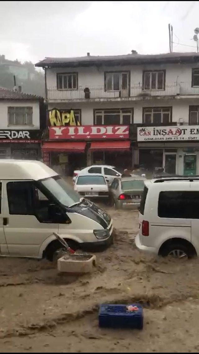 Ankara Mamak'ta sağanak yağış sele neden oldu (1) 