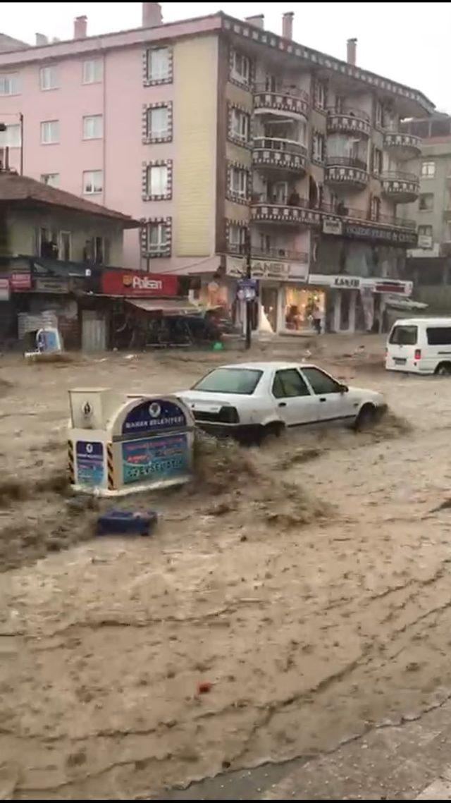 Ankara'da sel, onlarca aracı sürükledi (1)