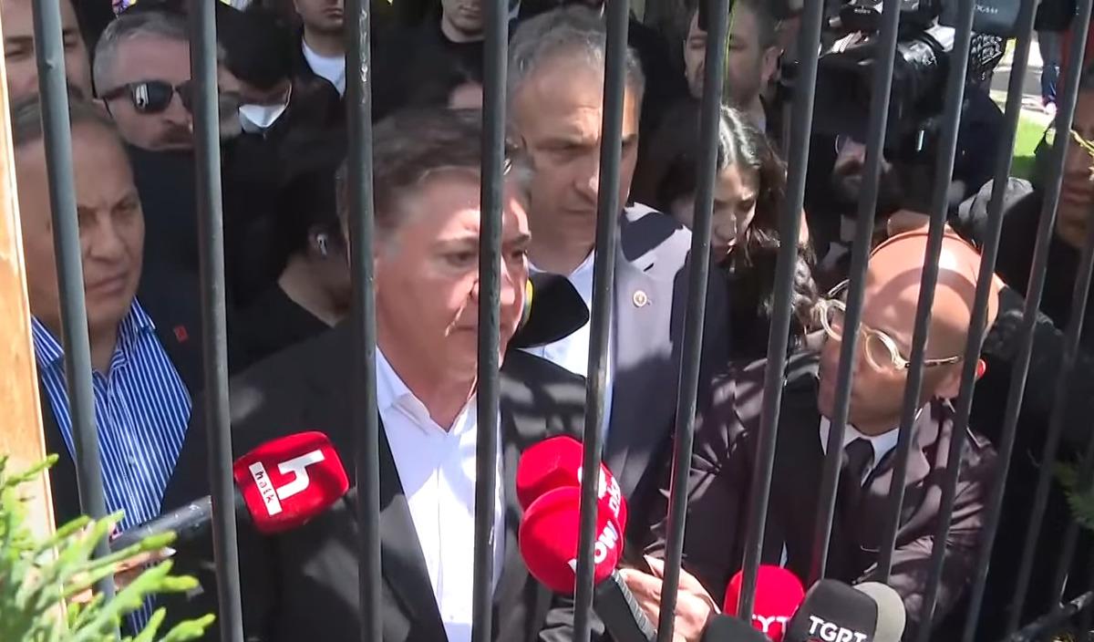 CHP Genel Merkezi nde tansiyon yükseldi! Polis kapıyı kırıp bahçeye girdi 15