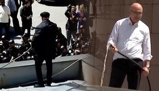 CHP Genel Merkezi'nde hareketlilik! Mahmut Tanal hortumla &ccedil;atıya &ccedil;ıktı