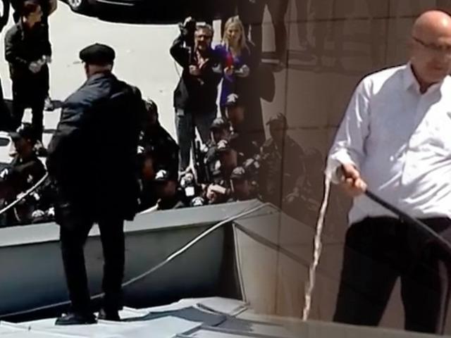 CHP Genel Merkezi'nde hareketlilik! Mahmut Tanal hortumla &ccedil;atıya &ccedil;ıktı