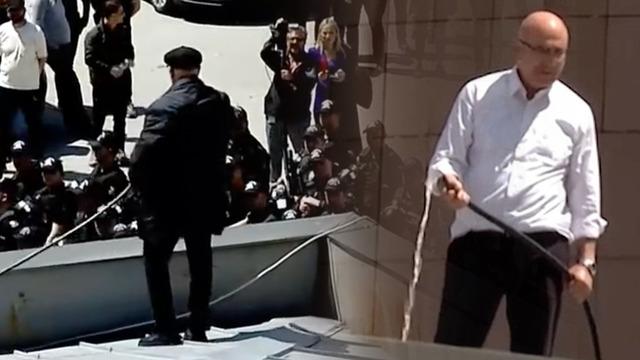 CHP Genel Merkezi'nde hareketlilik! Mahmut Tanal hortumla çatıya çıktı